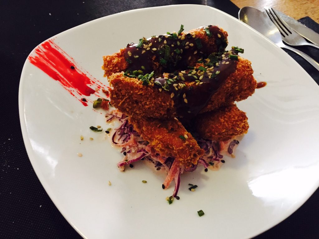 Tonkatsu de pez espada con ensaladilla de lombarda y salsa de miel y soja