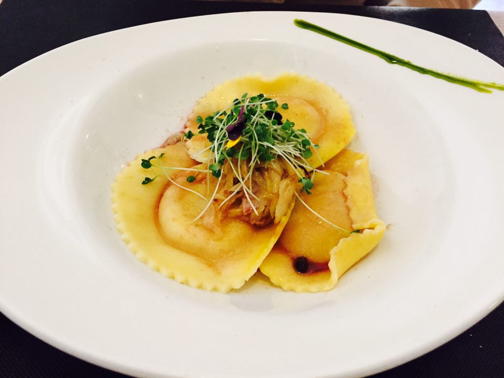 Raviolis de calabaza con salteado de puerros y salsa de setas