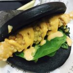 Bao negro de langostino keemchi