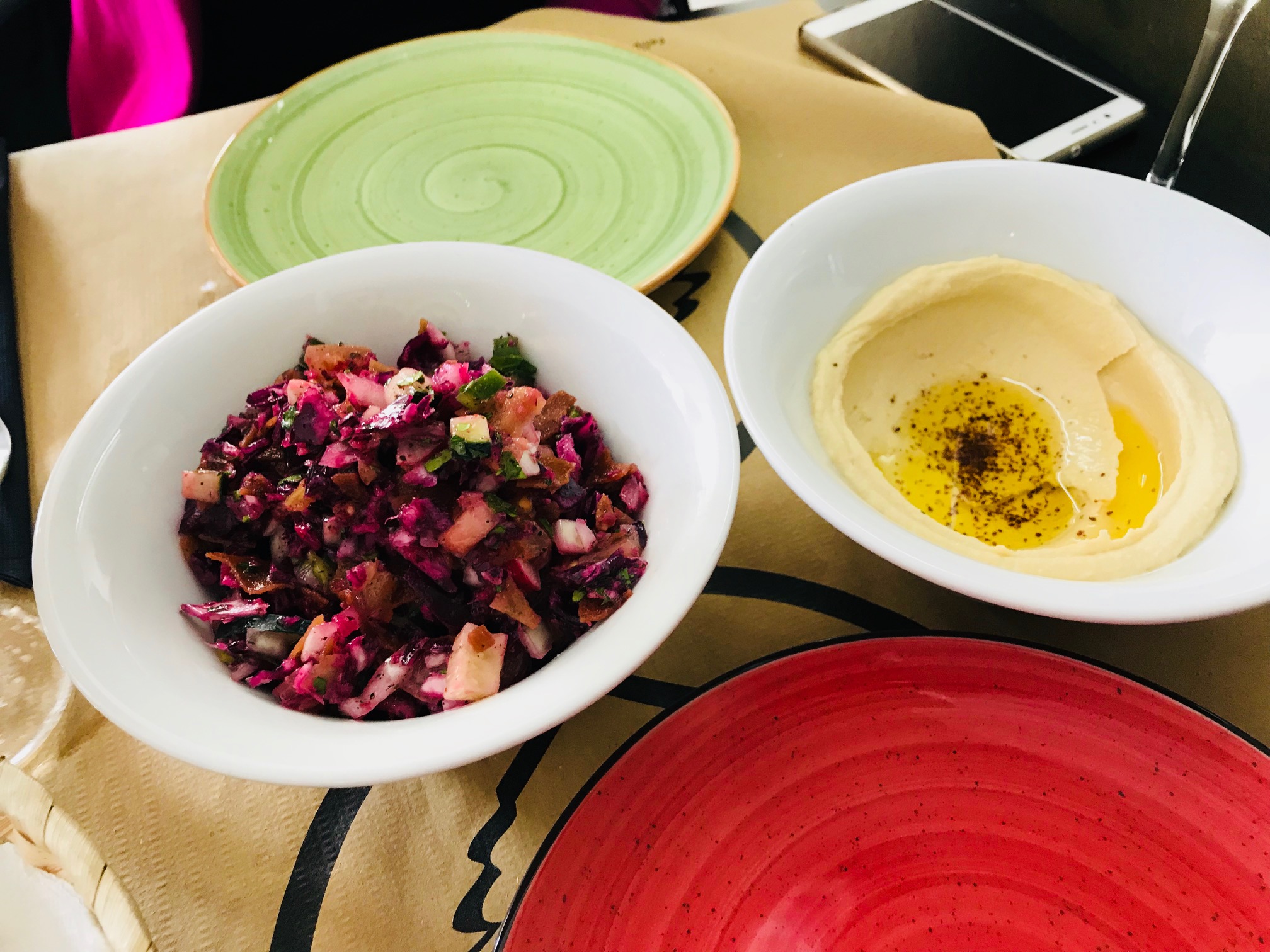 Ensalada fatuch y hummus de garbanzo de Beirut King