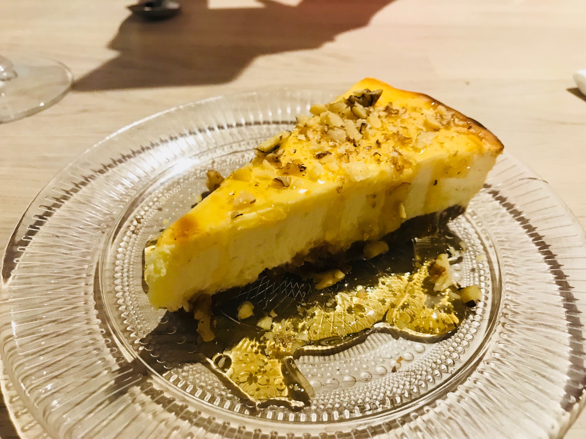 Tarta de queso de yogurt griego con miel y nueces