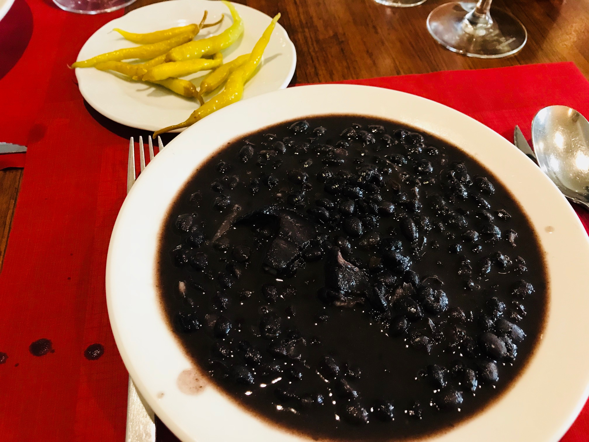 Judías negras con tocino y piparras