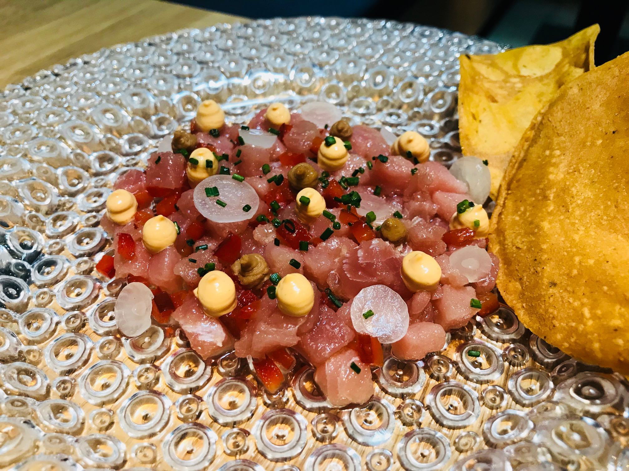 tartar de atún con mayonesa de chiles torrados y cacahuete cítrico