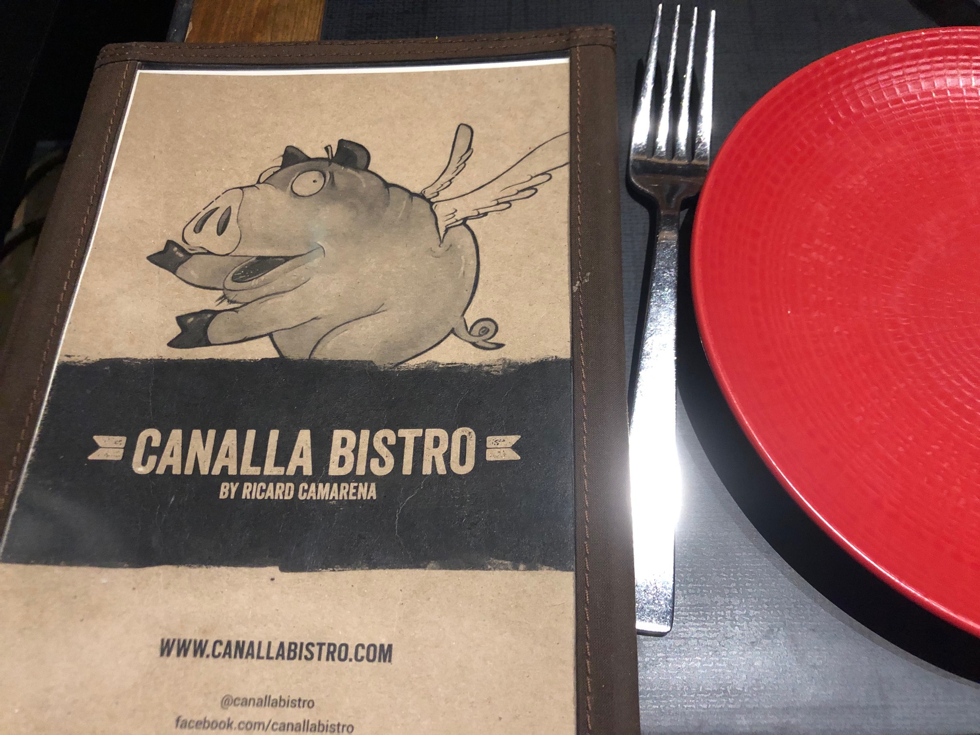 vajilla roja del Canalla Bistro