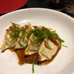 Dumpling de cerdo asado con hoisin de pimiento asado, cebolleta china y yuzu-ponzu