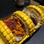 «Coca de dacsa» como un taco mexicano de rabo de toro y cochinita Pibil