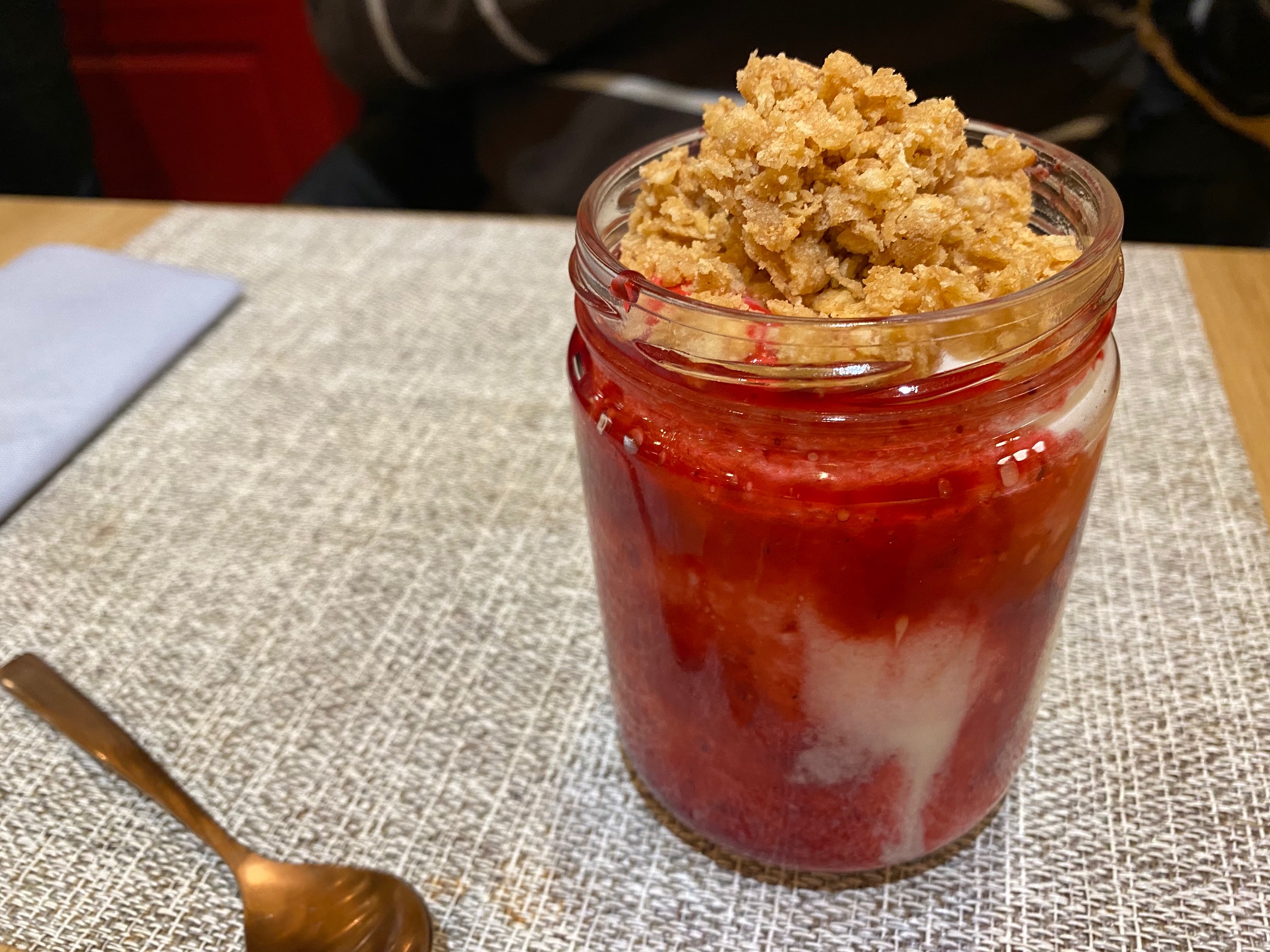 Espuma de queso con coulis de frutos rojos