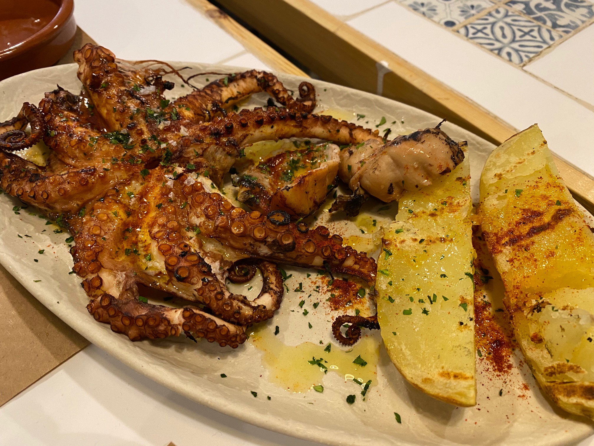 Pulpo a la brasa, especialidad de Aladroc Fish Bar en Ruzafa