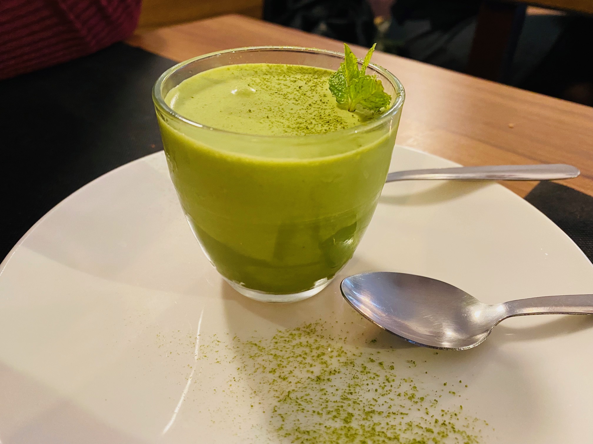 Postre de té matcha y chocolate blanco